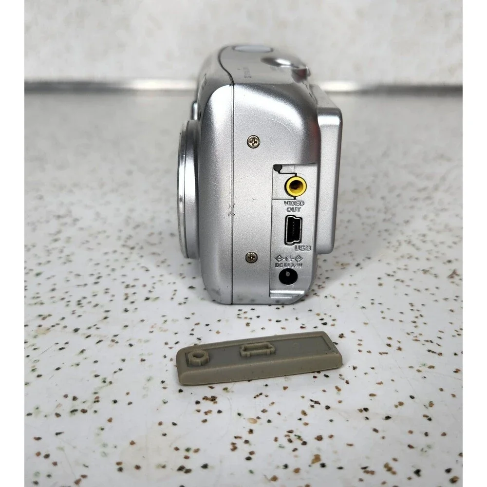 Olympus CAMEDIA D-535 Zoom 3.2MP Digital Camera Silver 3X Zoom For Parts